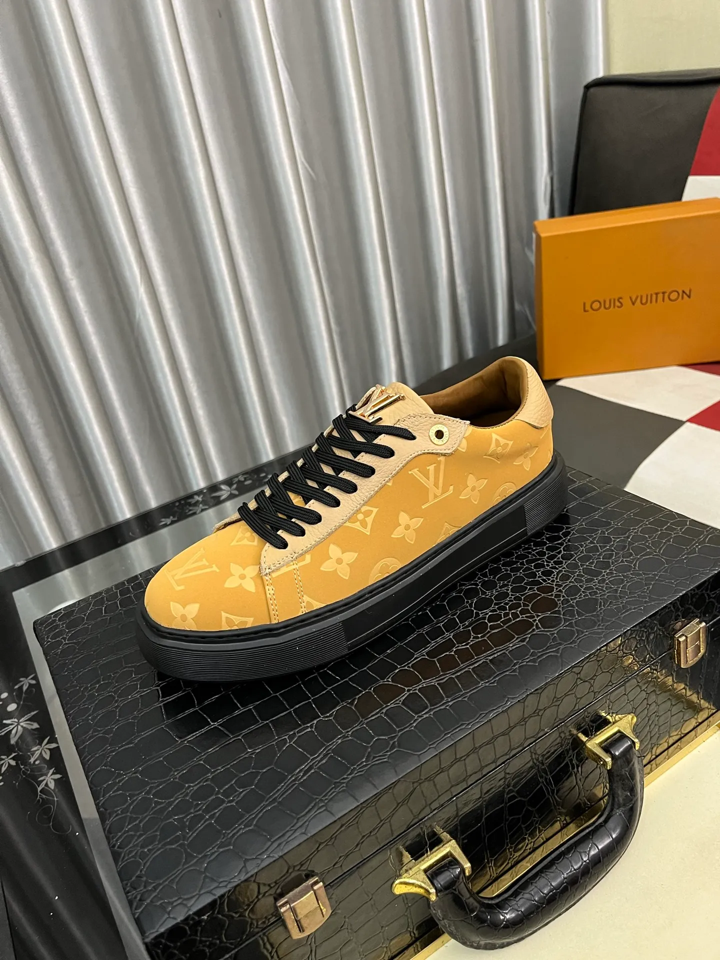Men's shoes 💰440⌚️⌚️《LV》latest men's casual shoes, genuine leather lining, rubber wear-resistant outsole, fine lines and beautiful strips, not too much decoration, European and American style, comfortable and high-end, code number: 38 to 44 45 can be customized, 3️⃣colors are available